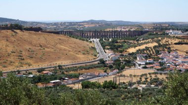Elvas belediyesini kapsayan 16. yüzyıl Amoreira Aqueduct 'lu manzara, tahkim edilmiş Elvas, Portekiz' e su getiriyor - 5 Ağustos 2016