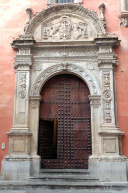 Granada Katedral cephesinin dekorasyonları, ayrıntılar, heykeller, yan kapılardan biri, Granada, İspanya - 3 Eylül 2018