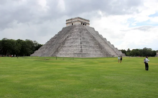 Templo Kukulcan Castillo Dominando Centro Sítio Arqueológico Chichen Itza Yucatan — Fotografia de Stock