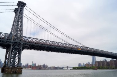 Williamsburg Köprüsü ve East River Brooklyn, Brooklyn, New York, ABD 'deki Domino Park' tan 25 Mayıs 2020