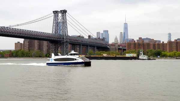 Williamsburg Köprüsü 'nün Manhattan tarafında, New York, New York, ABD - 25 Mayıs 2020