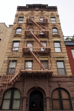 South Village mahallesindeki 19. yüzyılın sonlarında New York, New York, ABD - 24 Nisan 2021 'de Leroy Caddesi, 15 numaradaki çok katlı apartman binası.