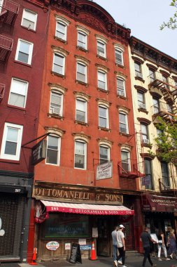 19. yüzyılın sonlarında New York, New York, New York, ABD - 24 Nisan 2021 'de 285 Bleecker Caddesi' ndeki eski perakende mağazası olan çok katlı apartmanın ön cephesi.