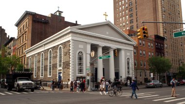 Greenwich Village 'daki St. Joseph Kilisesi, 1831834' te inşa edilmiş Yunan Uyanış tarzı, 6. Cadde cephesi, New York, New York, ABD - 24 Nisan 2021