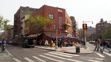 Caliente Taksi Şirketi, ikonik Meksika restoranı, 7. Cadde ve Bleecker Caddesi 'nin köşesinde, South Village Mahallesi, New York, New York, ABD - 24 Nisan 2021
