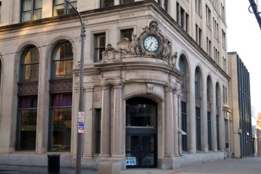 Süslü bir köşe kapısının üzerinde bir saat ve sütunlar, 20. yüzyıl başlarında bir ofis binası, mimari detay, Scranton, PA, USA - 7 Nisan 2021