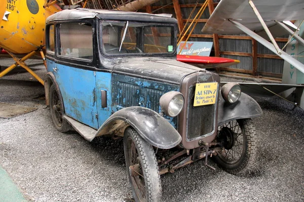 Old Car 1930 Austin Saloon Hangar Parte Exposição Museu Old — Fotografia de Stock