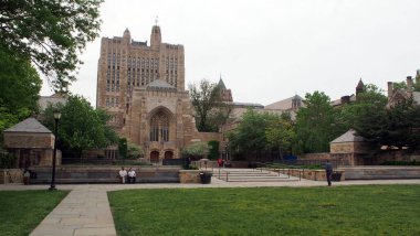 Yale Üniversitesi Kütüphane Sistemi 'nin ana binası olan Sterling Anıt Kütüphanesi (SML), 1931 yılında New Haven, CT, ABD - 28 Mayıs 2017