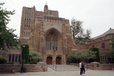 Yale Üniversitesi Kütüphane Sistemi 'nin ana binası Sterling Memorial Library (SML), 1931 yılında açıldı, New Haven, CT, ABD - 28 Mayıs 2017