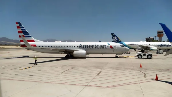 American Airlines Boeing 737 823 Alaska Airlines Airbus 320 214 — Foto Stock