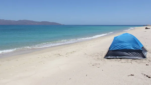 Pequena Barraca Acampamento Azul Preto Uma Praia Areia Junto Mar — Fotografia de Stock