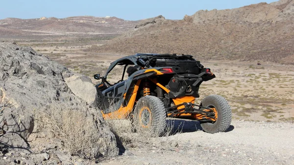 Can Maverick Vehículo Todo Terreno Atv Conducir Por Una Carretera —  Fotos de Stock