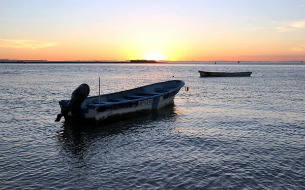 Barcos Pescadores Flutuando Beira Mar Fundo Céu Pôr Sol Paz — Fotografia de Stock