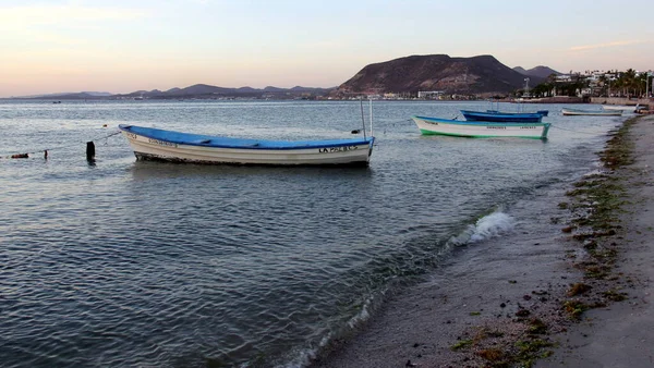 Günbatımı gökyüzünün arka planında Malecon 'da demirlemiş balıkçı tekneleri, La Paz, BCS, Mexico... 5 Mayıs 2021