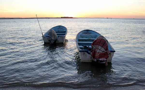 Barche Dei Pescatori Galleggianti Sulla Riva Sullo Sfondo Del Cielo — Foto Stock