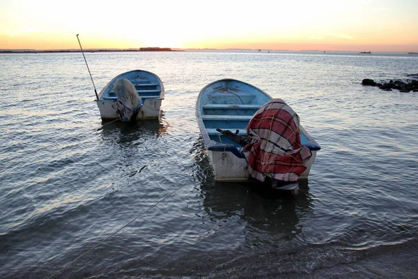 Barcos Pescadores Flutuando Beira Mar Fundo Céu Pôr Sol Paz — Fotografia de Stock