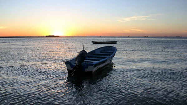 Barcos Pescadores Flutuando Beira Mar Fundo Céu Pôr Sol Paz — Fotografia de Stock