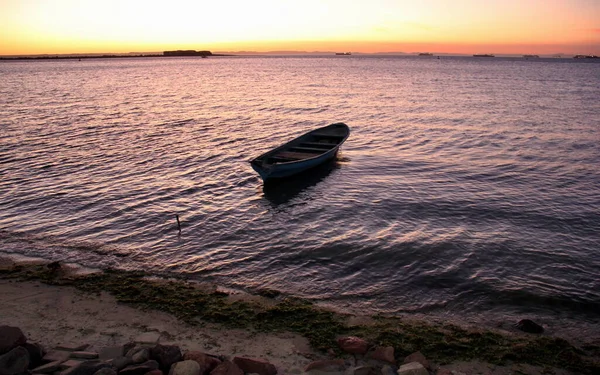 Barco Pescadores Flutuando Pela Costa Fundo Céu Pôr Sol Paz — Fotografia de Stock