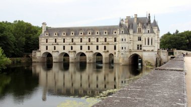 Chenonceau Şatosu, Cher Nehri 'nin kuzey kıyısındaki bahçelerden, Chenonceaux, Indre-et-Loire, Fransa - 1 Temmuz 2019