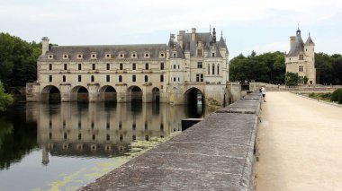 Chenonceau Şatosu, Cher Nehri 'nin kuzey kıyısındaki bahçelerden, Chenonceaux, Indre-et-Loire, Fransa - 1 Temmuz 2019
