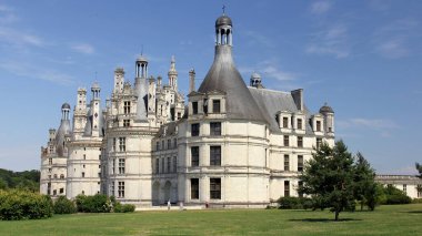 Chambord Şatosu, batı köşesinden manzara, Chambord, Loir-et-Cher, Fransa, 3 Temmuz 2019