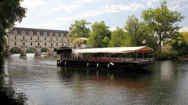 Excursion Boat Cher River Chateau Chenonceau Background View Southern Bank — Stock Photo, Image