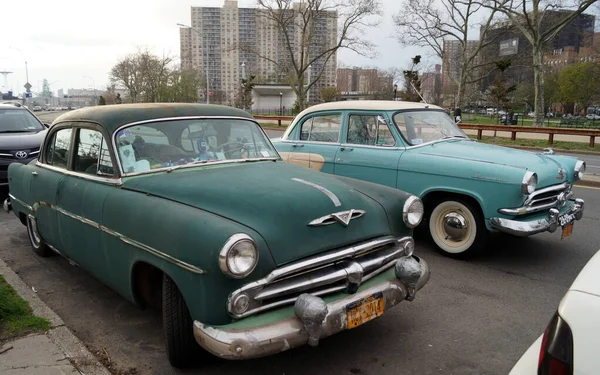 Två Veteranbilar Parkerade Sida Vid Sida 1950 Talets Dodge Åtta — Stockfoto