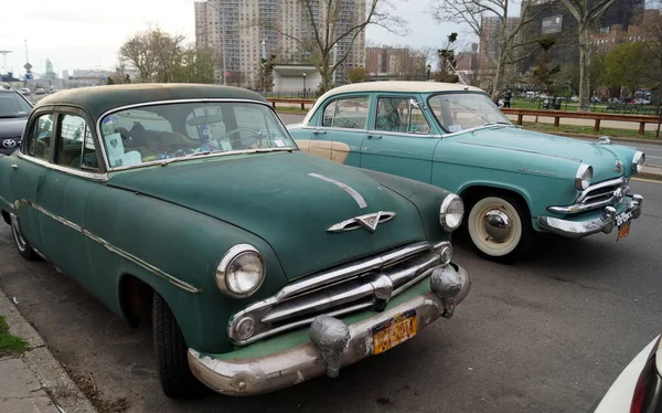 Zwei Nebeneinander Geparkte Oldtimer Dodge Eight Limousine Aus Den 1950Er — Stockfoto