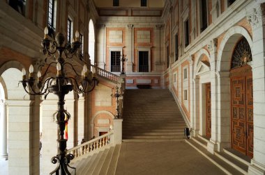 İspanya, Toledo Alcazar 'ın iç avlusundaki merdiven - 2 Eylül 2018