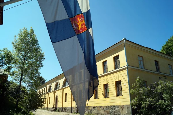 Прапор Фінляндії Класична Будівля Століття Задньому Плані Колишні Казарми Гарнізону — стокове фото