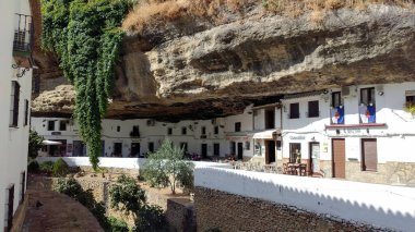 Kasaba kayanın altına inşa edildi, Cuevas del Sol, Sun Caves Caddesi, Setenil de las Bodegas, Endülüs, İspanya - 5 Eylül 2018