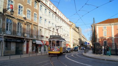 Şehrin tarihi merkezinden geçen 28 numaralı tramvayın klasik arabası, Largo do Corpo Santo, Lizbon, Portekiz - 31 Aralık 2017