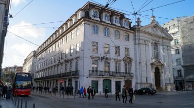 Meydanın güney tarafındaki tarihi binalar, Largo do Corpo Santo, Lizbon, Portekiz - 31 Aralık 2017