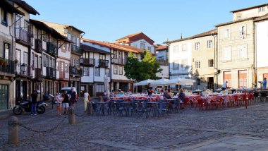 Oliveira Meydanı, Largo da Oliveira, tarihi şehir merkezi, Guimaraes, Portekiz - 1 Ağustos 2016