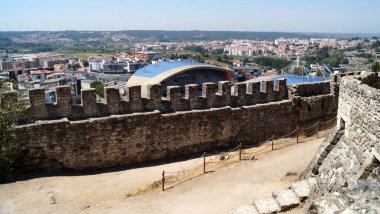 Kale duvarının üstünden, aşağıdaki kasabanın kalesinden ve arka plandaki ilçe manzarasından, Leiria, Portekiz - 8 Ağustos 2016