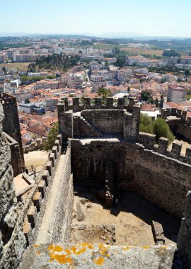 Kale duvarının üstünden, aşağıdaki kasabanın kalesinden ve arka plandaki ilçe manzarasından, Leiria, Portekiz - 8 Ağustos 2016
