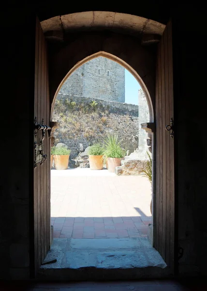 Vista Exterior Través Puerta Antigua Gruesa Pared Piedra Del Castillo — Foto de Stock