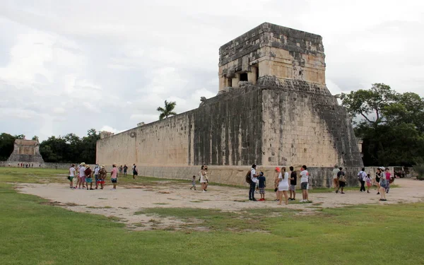 Grand Ballcourt 'un doğu tarafındaki yapı ve duvar, Chichen-Itza, Yucatan, Meksika - 30 Eylül 2020