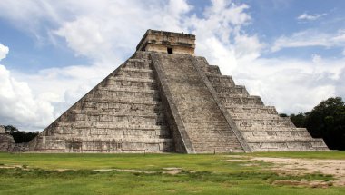 Kukulcan Tapınağı (El Castillo) arkeolojik alanın merkezi, Chichen-Itza, Yucatan, Meksika - 30 Eylül 2020
