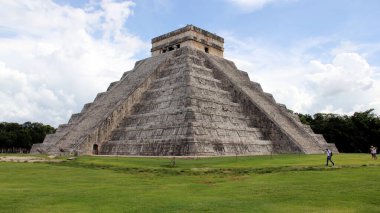 Kukulcan Tapınağı (El Castillo) arkeolojik alanın merkezi, Chichen-Itza, Yucatan, Meksika - 30 Eylül 2020