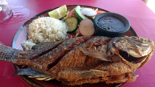 Peixe Frito Com Guarnições Prato Tulum México Setembro 2020 — Fotografia de Stock