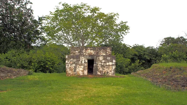 Yüzyıldan Kalma Tapınakları Piramidi Olan Maya Köyünün Kalıntıları Çıkarıldı Restore — Stok fotoğraf