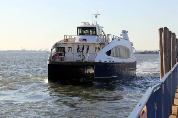 Barco Cercanías Oportunidad Saliendo Muelle Terminal Del Ejército Brooklyn Febrero — Foto de Stock