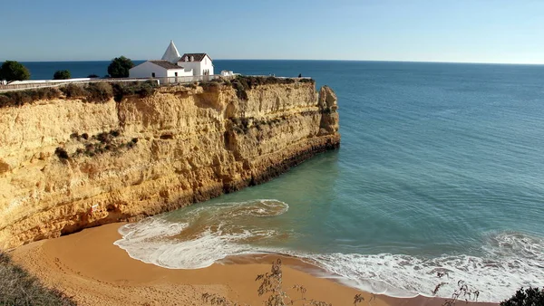 ビーチを見下ろす岬にあるNosa Senhora Rochaの礼拝堂 Lagoa Algarve ポルトガル 1月3 2018 — ストック写真