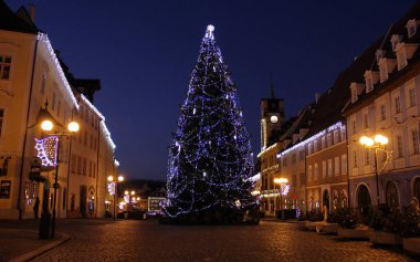 Tarihi şehir meydanında Noel ağacı, geceleri aydınlanıyor, Cheb, Çek - 5 Ocak 2020