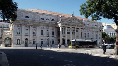 Kraliçe Maria Ulusal Tiyatrosu, 1842 ve 1846 yılları arasında inşa edilmiştir, Rossio Meydanı, Lizbon, Portekiz - 8 Temmuz 2021