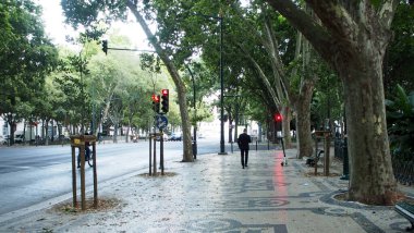 Avenida da Liberdade 'de sokak sahnesi, Restauradores Meydanı yakınlarında, akşam erken saatlerde, Lizbon, Portekiz - 7 Temmuz 2021