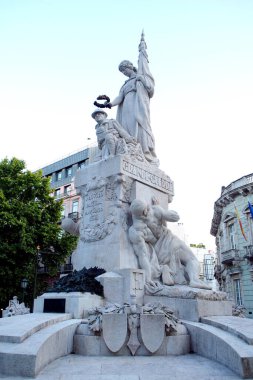 Avenida da Liberdade 'deki Büyük Savaş Ölüleri Anıtı, 1931 yılında açıldı, akşam erken saatlerde Lizbon, Portekiz - 12 Temmuz 2021