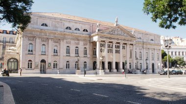 Kraliçe Maria Ulusal Tiyatrosu, 1842 ve 1846 yılları arasında inşa edilmiştir, Rossio Meydanı, Lizbon, Portekiz - 8 Temmuz 2021