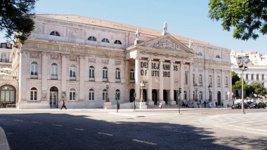 Kraliçe Maria Ulusal Tiyatrosu, 1842 ve 1846 yılları arasında inşa edilmiştir, Rossio Meydanı, Lizbon, Portekiz - 8 Temmuz 2021